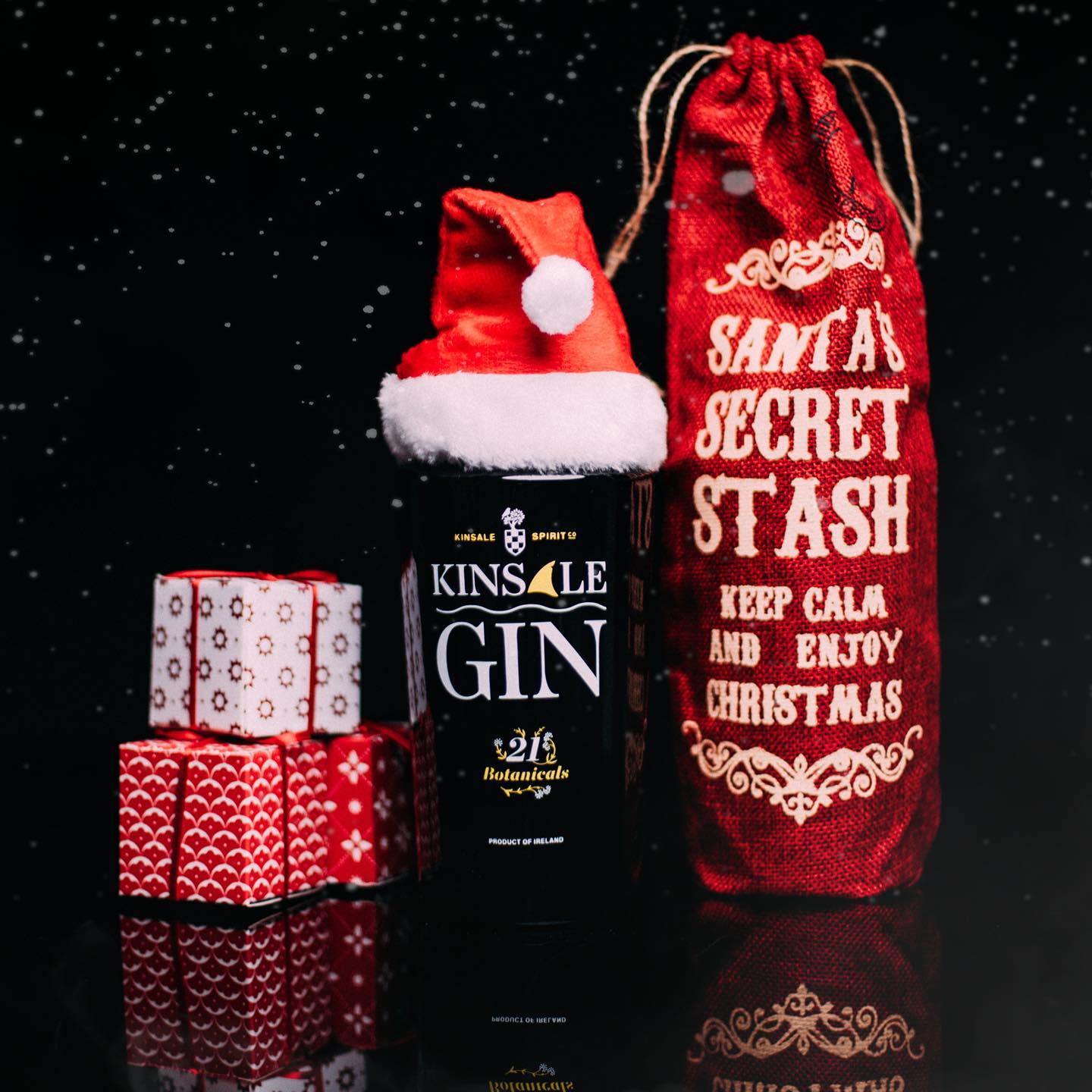🎁🎄 Give the gift of Gin this festive season. Our multi-award winning Kinsale Gin has elegant amounts of juniper with notes of meadowsweet, elderﬂower and elderberry combining with aromas of lemon verbena and lemon geraniums.

☘️ Local botanicals are gathered seasonally and sensitively, leaving enough behind for the birds and future crops. The flavour of Kinsale Gin is truly of the Kinsale Irish countryside.

🍸 Simply look for "THE GIN WITH THE FIN" in selected off-licences, @supervalu_irl & @centra_irl stores nationwide.

📲 Learn more at: www.kinsalespirit.com

#drinkresponsibly #kinsalegin #gin #gnt #irishgin #supervalu #centra #ireland #botanicals #irish #kinsale #cork #christmas #gift #present