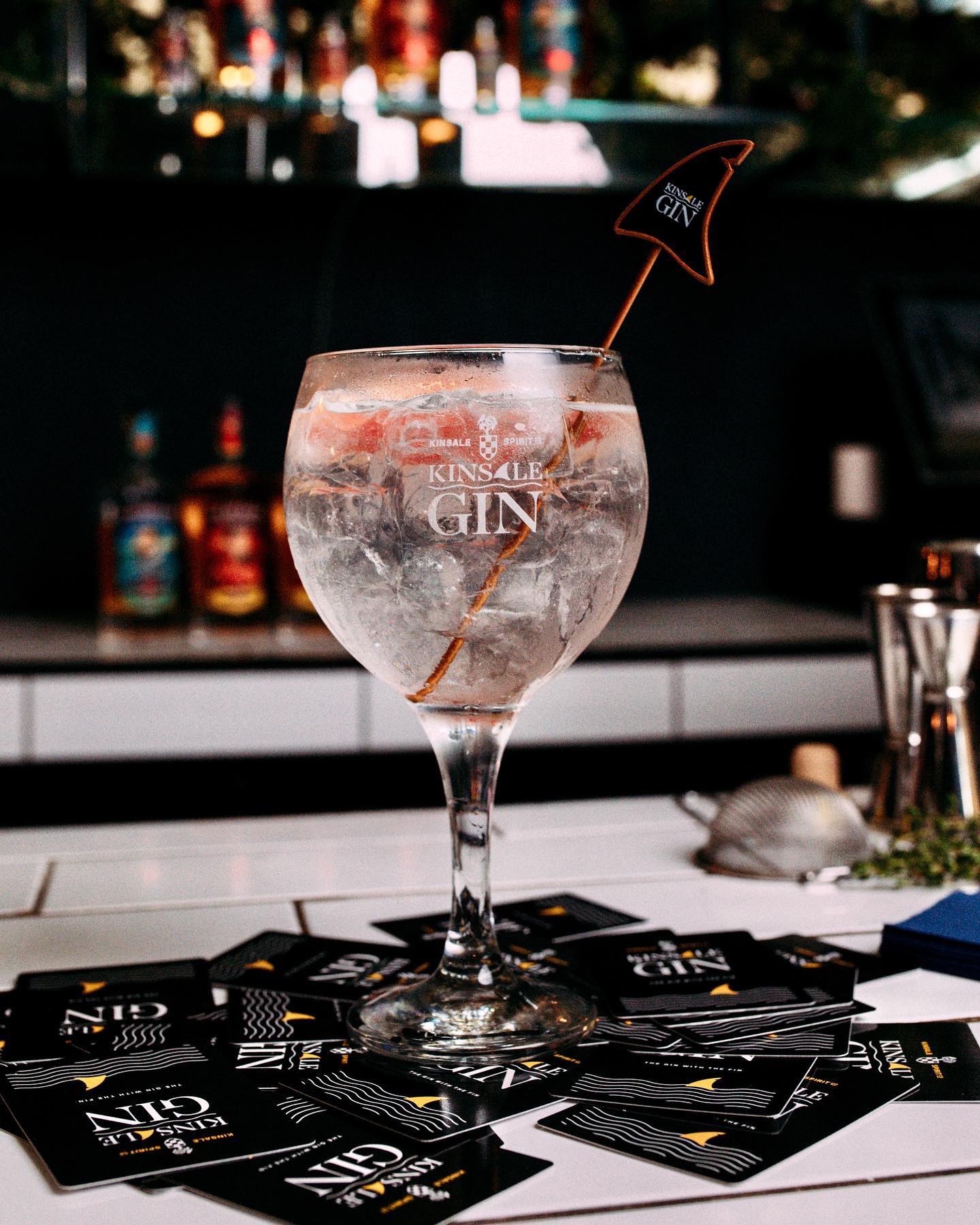 💛 Kinsale Gin has elegant amounts of juniper with notes of meadowsweet, elderﬂower and elderberry combining with aromas of lemon verbena and lemon geraniums.

🍸 Simply look or ask for the “GIN with the FIN” 

#drinkresponsibly #supervalu #centra #gin #kinsalegin #irishgin #gnt #irish #ireland #drinks #local #shoplocal #tasty #pubs #bars #newyear